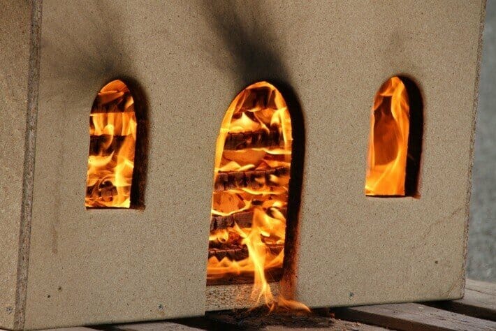 Düsseldorf: Brennendes Schlafzimmer in einem Wohnhochhaus