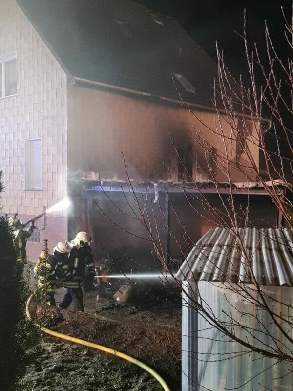Lügde: Carportbrand am Haus beschäftigt Feuerwehr