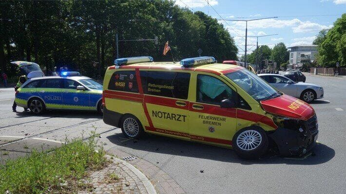 Bremen: Verkehrsunfall mit Rettungsdienstfahrzeug