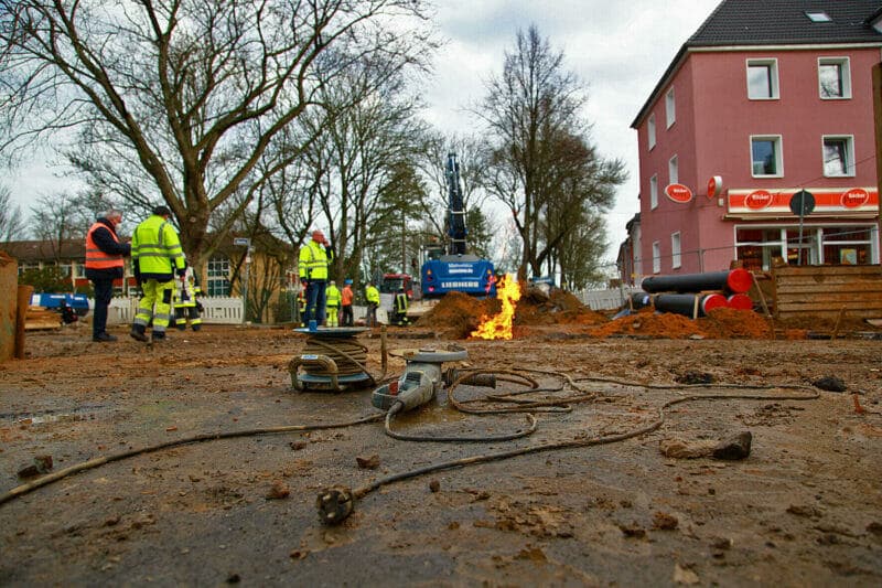 Essen: Gasleitung bei Bauarbeiten beschädigt und Gas strömt brennend aus