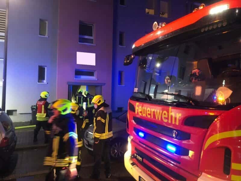 Gelsenkirchen: Feuerwehr rettet zwei Personen aus verrauchtem Mehrfamilienhaus