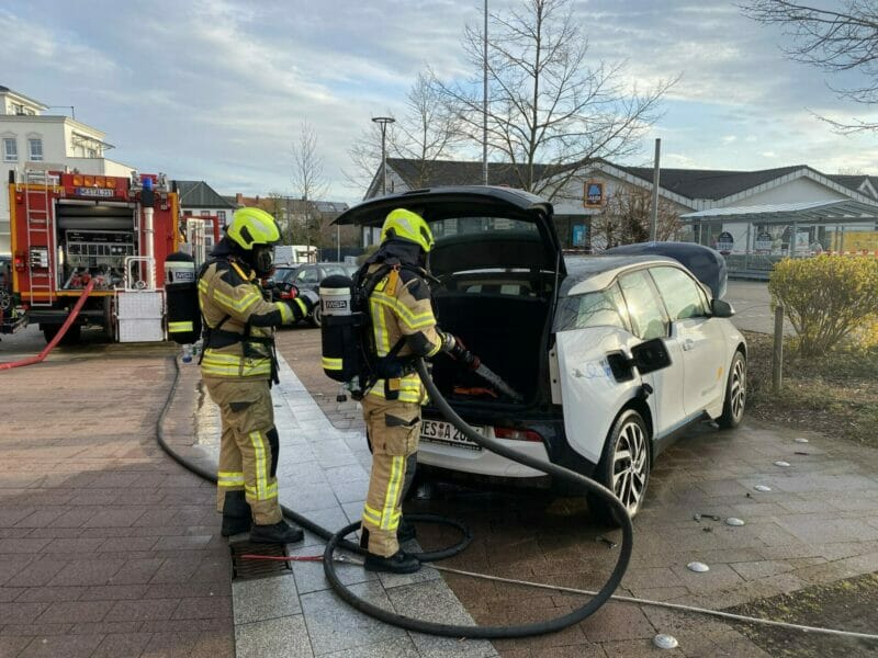 Alpen: Brennendes Elektrofahrzeug hält Feuerwehr in Atem