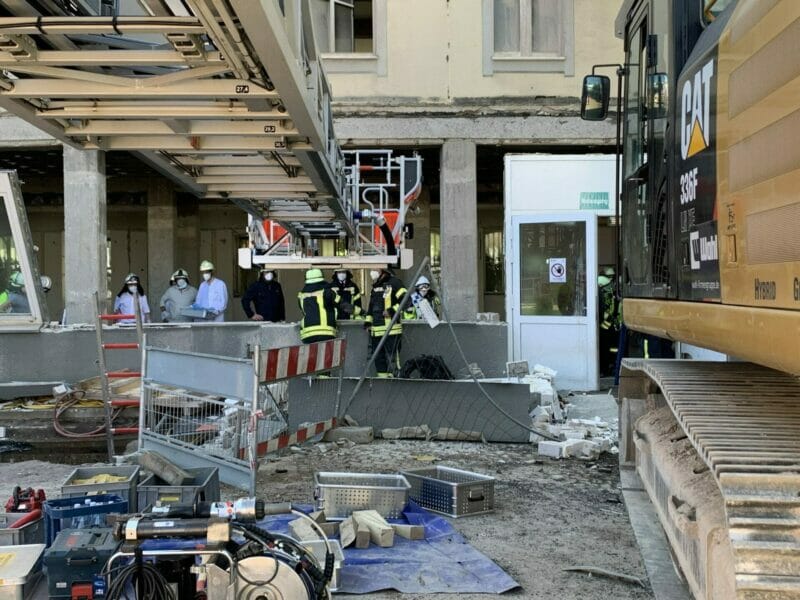 Bonn: Bauarbeiter unter Betonplatte verschüttet