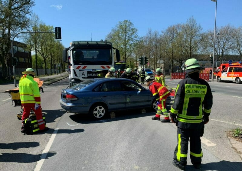 Gladbeck: Verkehrsunfall LKW gegen PKW - Fahrerin im Fahrzeug eingeschlossen