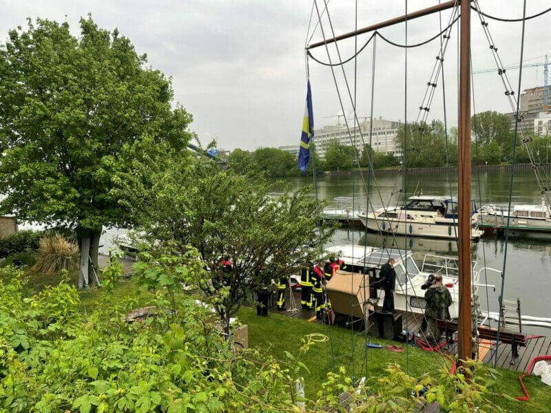 Frankfurt: Boot leck geschlagen - Hilfeleistungseinsatz der Feuerwehr am Wassersportclub Kaiserlei