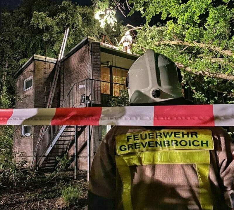 Grevenbroich: Baum auf Wohnheim gestürzt - Stundenlanger Einsatz