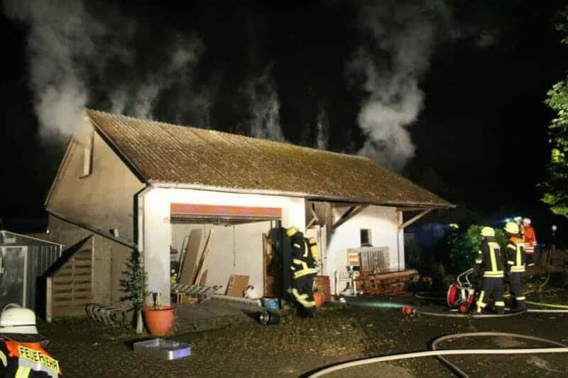 Rotenburg (Wümme): Brand von 50 Rundballen und Gebäudebrand