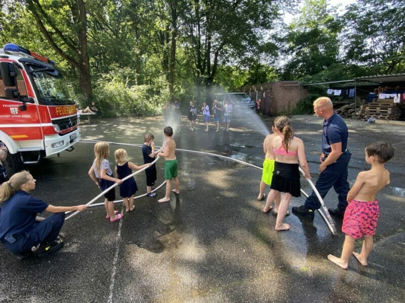 Dinslaken: Für leuchte Kinderaugen sorgte der Besuch des Löschzuges Eppinghoven der Freiwilligen Feuerwehr - Feuerwehrpresse.biz