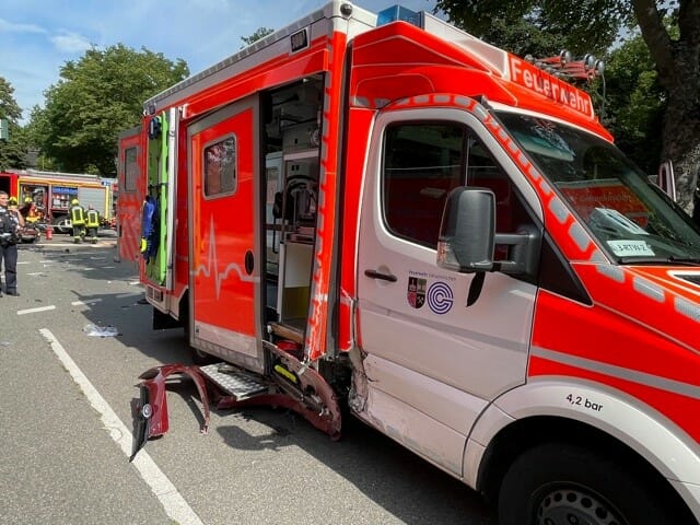 Gelsenkirchen: Verkehrsunfall mit Rettungswagen forderte mehrere verletzte Personen - Feuerwehrpresse.biz