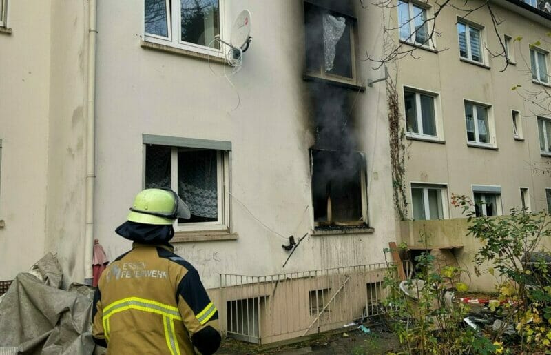 Essen: Wohnungsbrand - drei Personen über Drehleiter gerettet und ein Feuerwehrmann durch Hundebiss verletzt