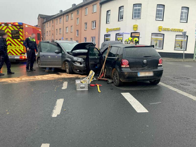 Stolberg: Verkehrsunfall mit zwei Verletzten - Autofahrer fährt in Gegenverkehr