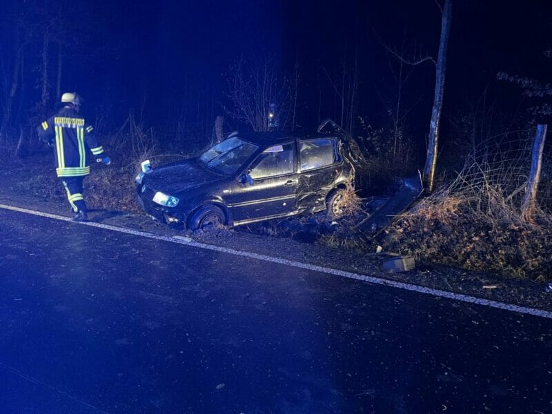 Borgentreich: Verkehrsunfall zwischen Bühne und Haarbrück. Der Fahrer (18 Jahre) kam dabei ums Leben.