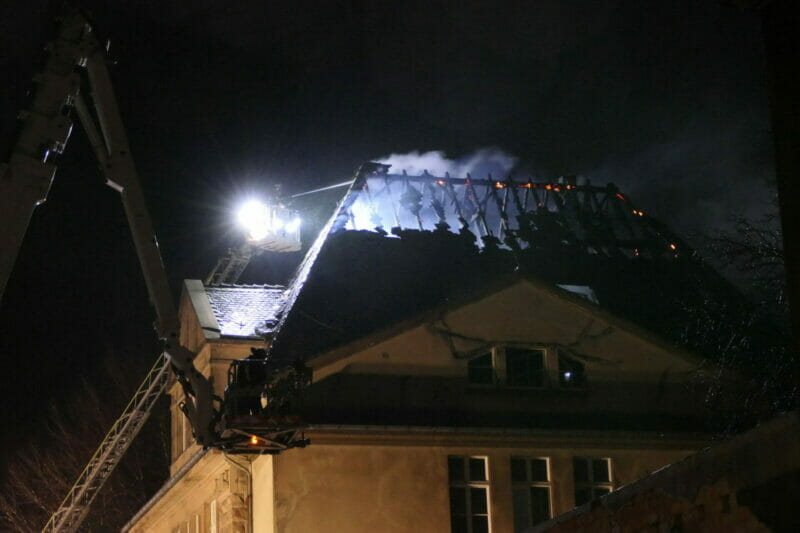 Dortmund: Feuer in Mengede - Dachstuhlbrand in altem Amtshaus