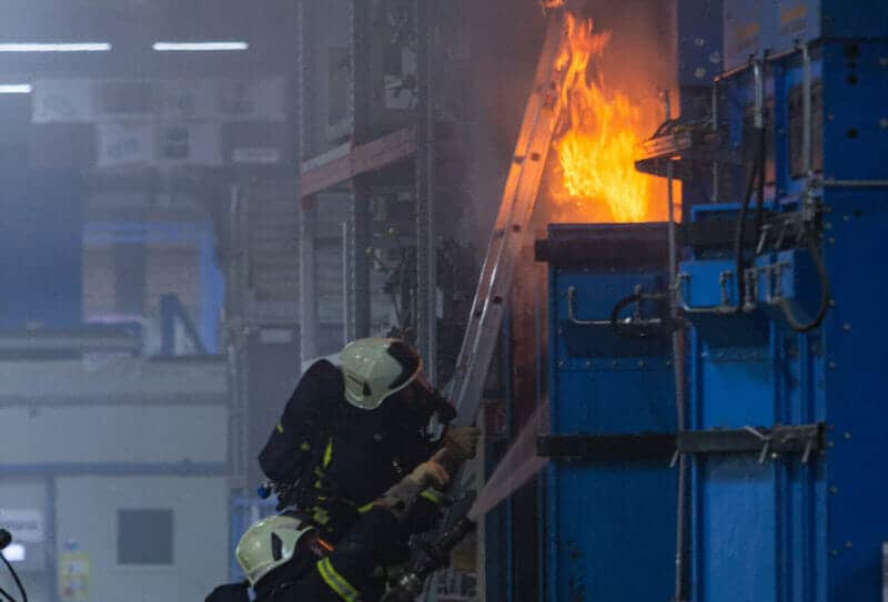 Iserlohn: Brennende Absauganlage beschäftigt Feuerwehr mehrere Stunden