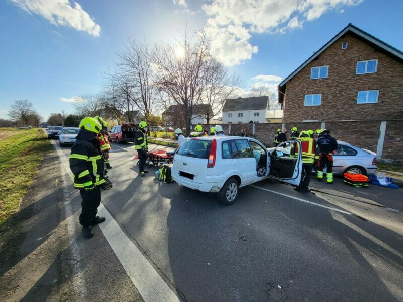 Sankt Augustin: Verkehrsunfall mit zwei eingeschlossenen Personen