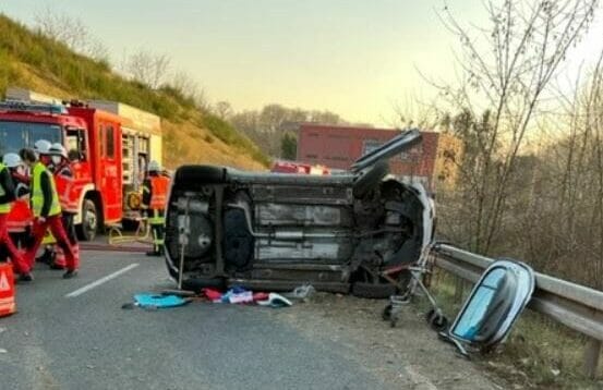 Eschweiler: Verkehrsunfall mit zwei Verletzten - Auffahrunfall mit umgekipptem Kleinwagen - Feuerwehrpresse - Das Blaulicht-Onlinemagazin seit 2003