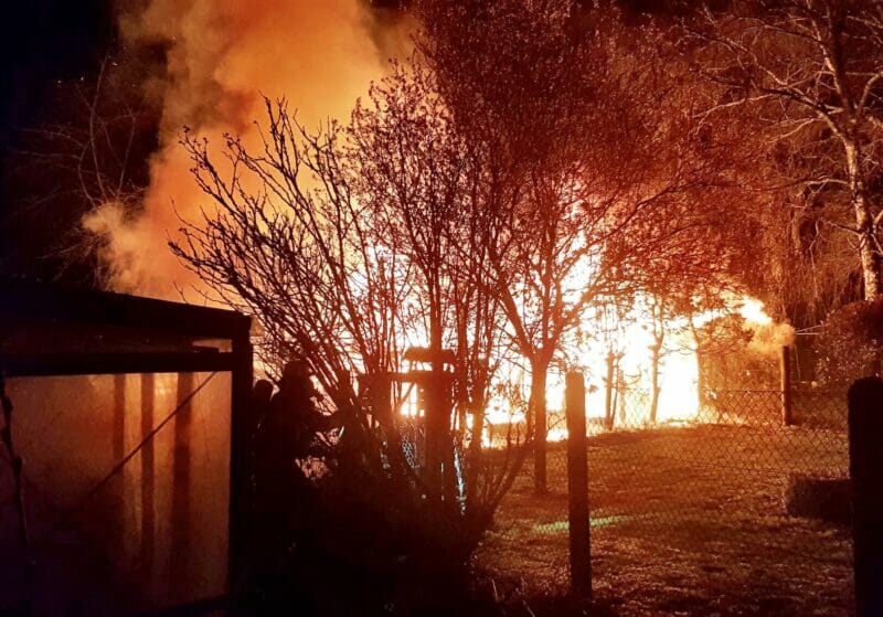 Moers: Brand mehrerer Gartenlauben in Moers-Scherpenberg - Feuerwehrpresse - Das Blaulicht-Onlinemagazin seit 2003