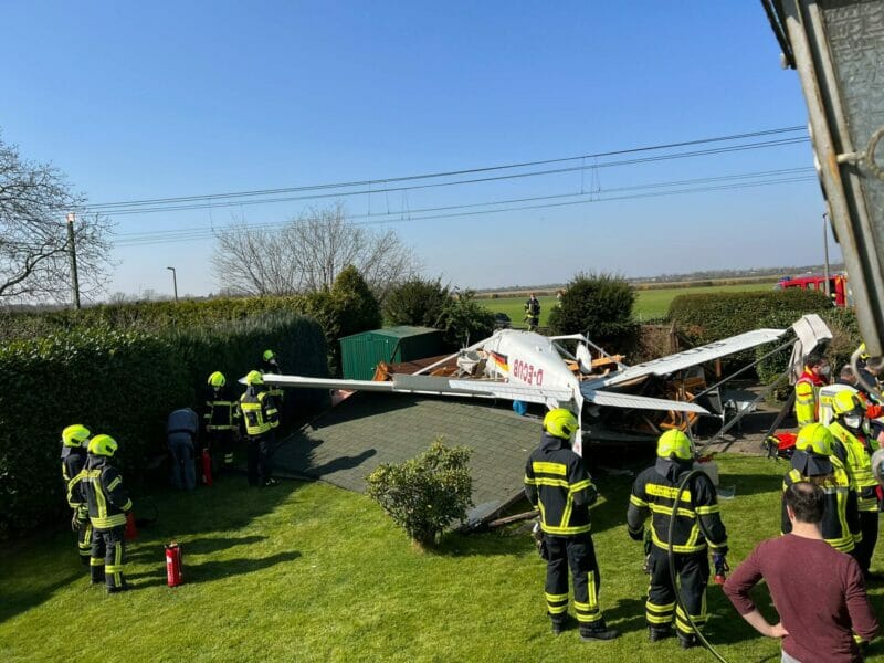 Sankt Augustin: Absturz eines Kleinflugzeuges in Hangelar - zwei verletzte Personen - Feuerwehrpresse - Das Blaulicht-Onlinemagazin seit 2003