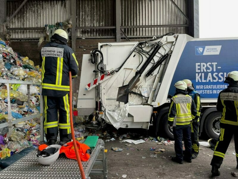 Bochum: Person mit Hand in Pressvorrichtung eines Müllsammelfahrzeuges eingeklemmt