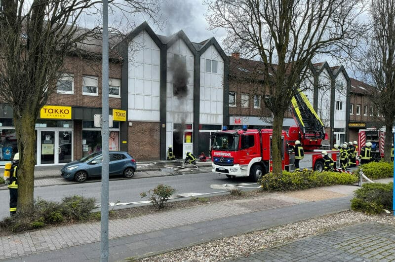 Goch: Kellerbrand - 5 Personen kamen ins Krankenhaus, ein Feuerwehrmann bei Löscharbeiten verletzt