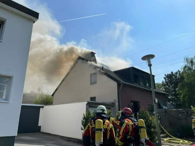 Düren: Zwei Personen bei Wohnhausbrand durch Feuerwehr gerettet