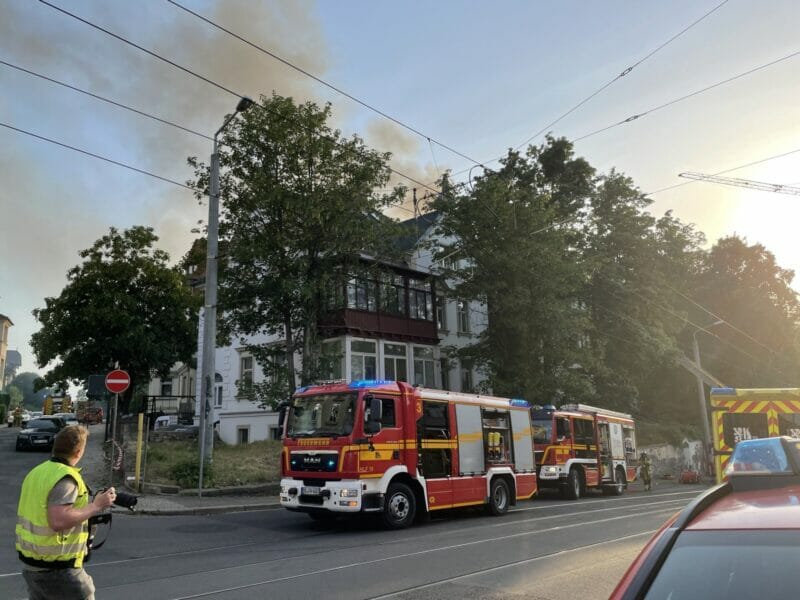Dresden: Dachstuhlbrand in einem Wohngebäude mit zahlreichen Verletzten