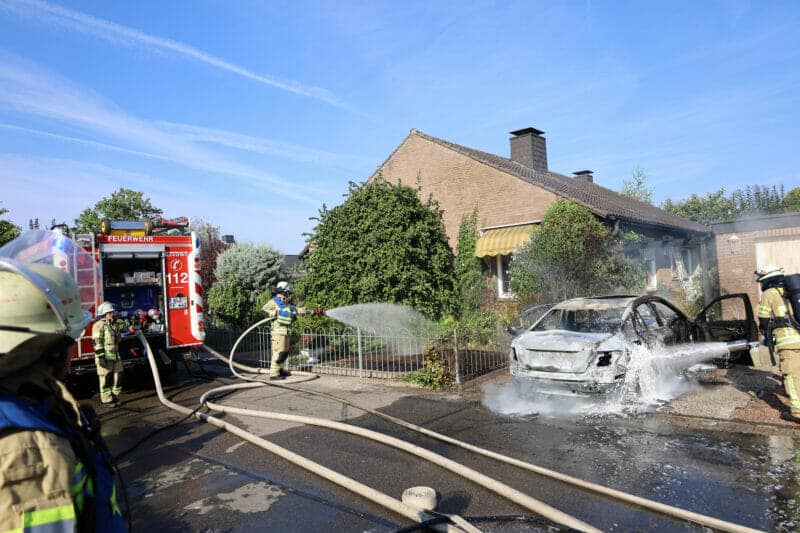 Kleve-Materborn: Fahrzeugbrand drohte auf Wohnhaus überzugreifen