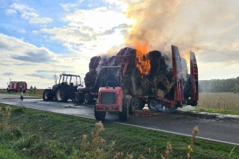 Lehrte: Brennendes Traktorgespann mit Strohballen
