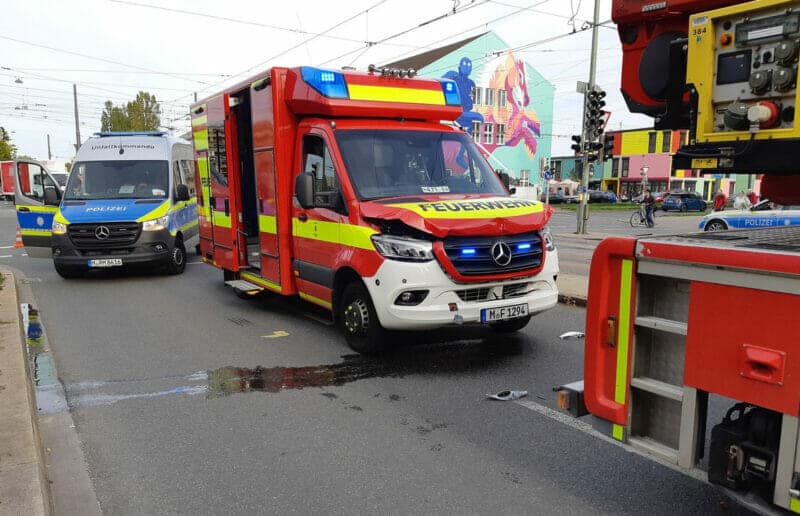 München: Rettungswagen trifft auf Drehleiter