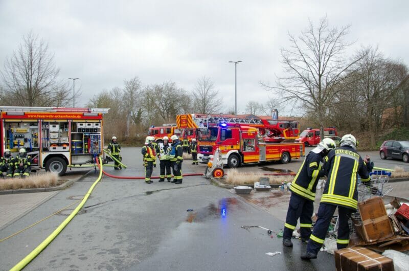 Rendsburg Feuer in einer Aldi-Filiale in Eckernförde - Mitarbeiter und Kunden konnten sich retten - Feuerwehrpresse.biz