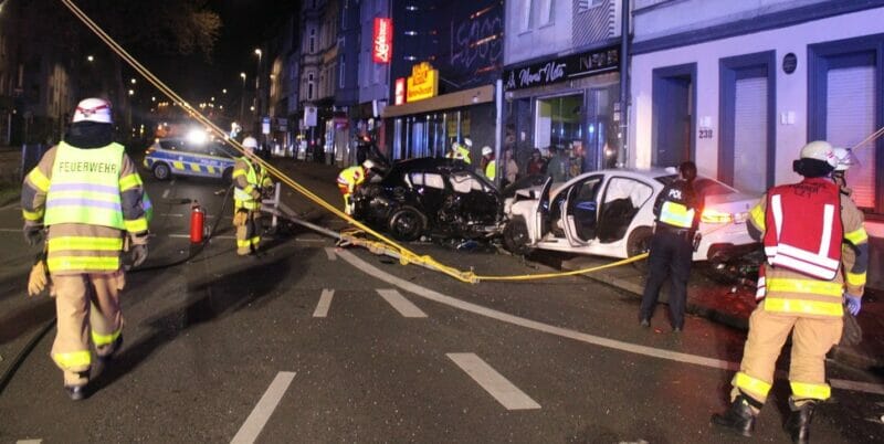 Aachen: Unfall auf dem Adalbertsteinweg - Polizei ermittelt wegen illegalem Fahrzeugrennen
