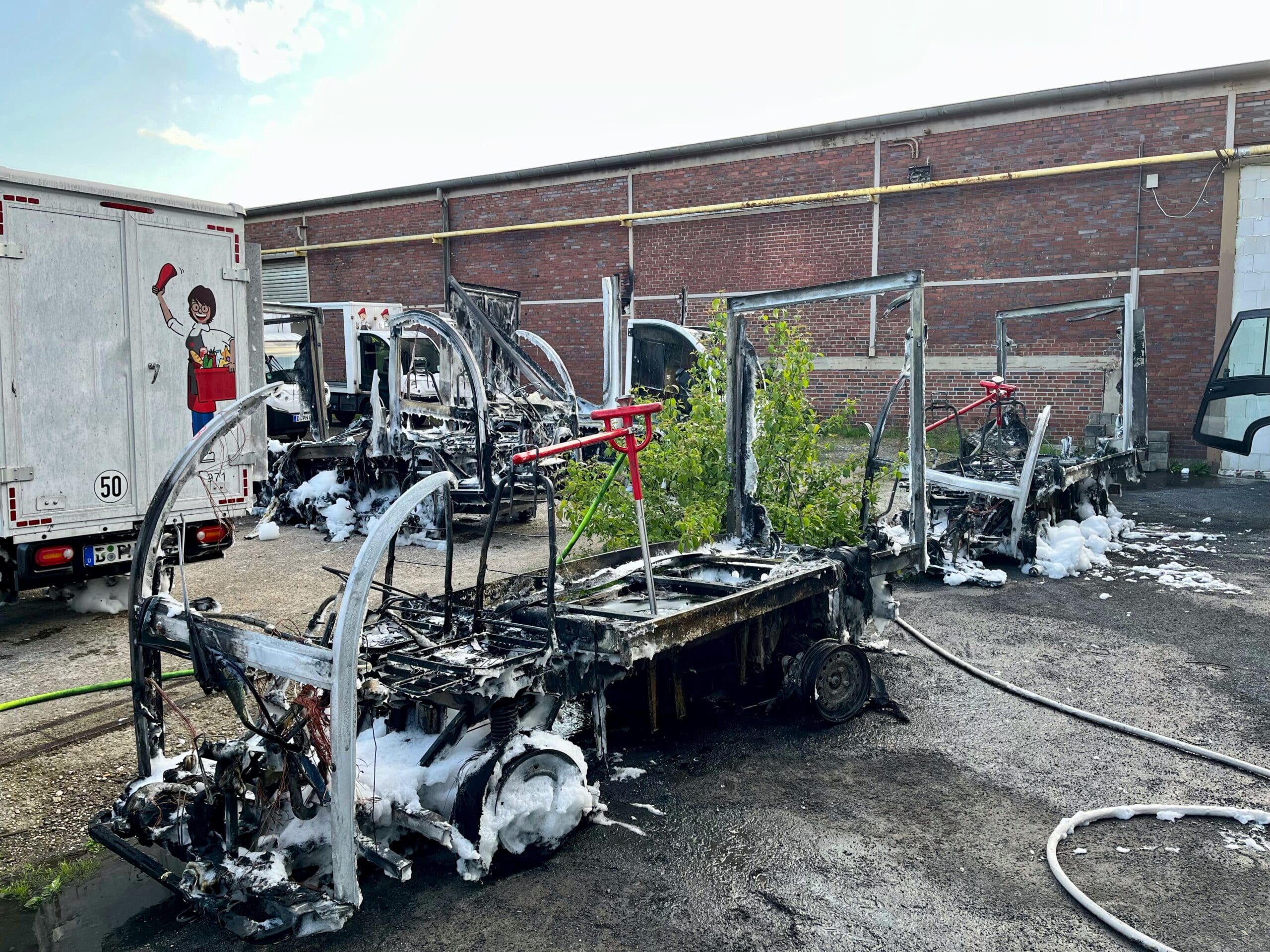 Bochum: Fahrzeugbrand in einer Lagerhalle