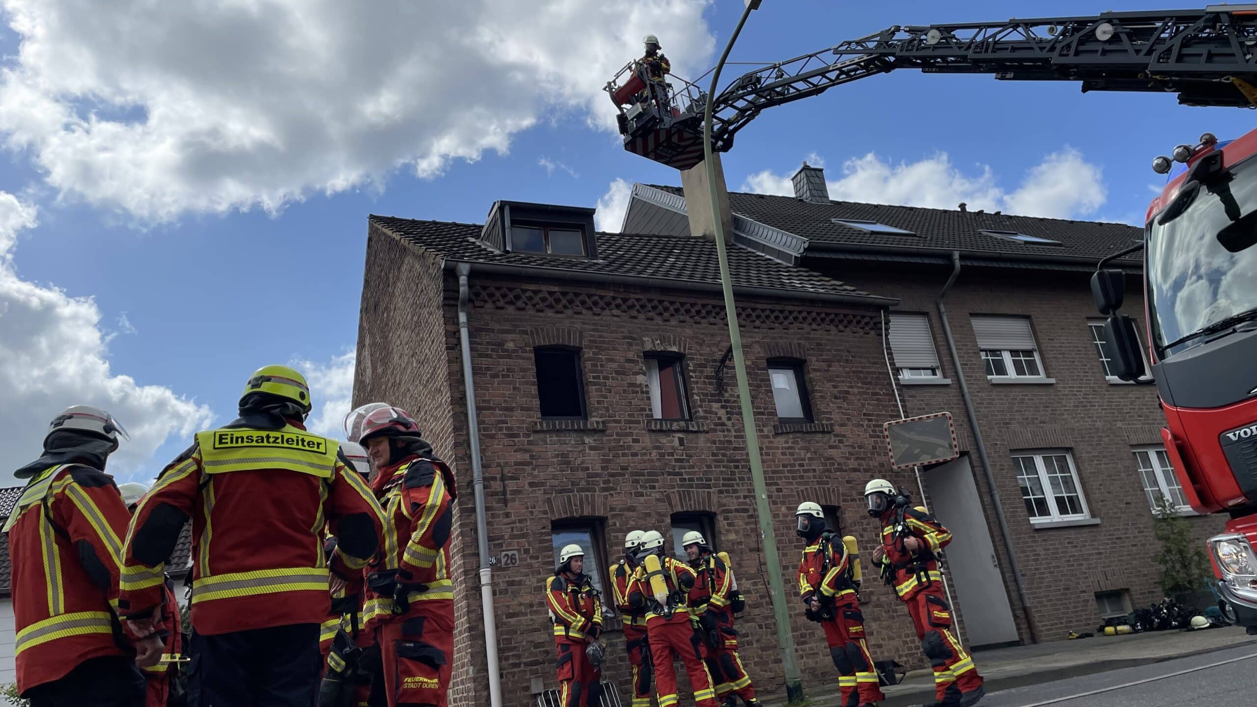 Düren: Gemeldeter Kaminbrand entpuppte sich als Brand im Gebäude -  Feuerwehrpresse - Das Blaulicht-Magazin seit 2003