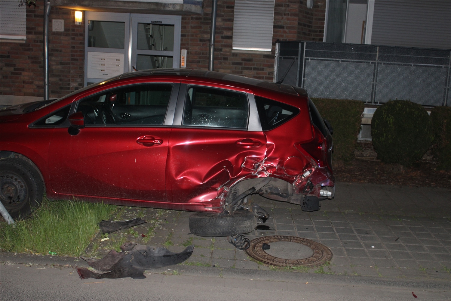 Düren: Unfall Mit Alkohol Und Drogen Am Steuer - Feuerwehrpresse - Das ...