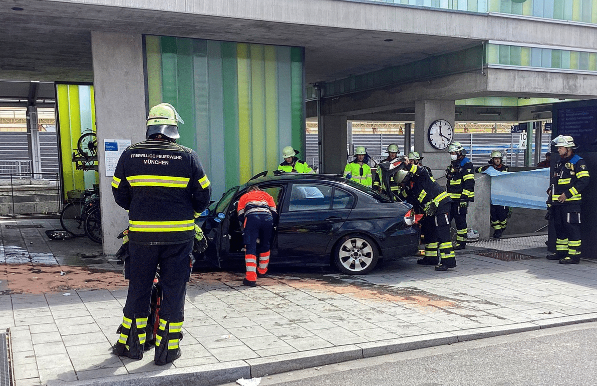 München: Außer Kontrolle geratenes Fahrzeug von Betonwand gestoppt