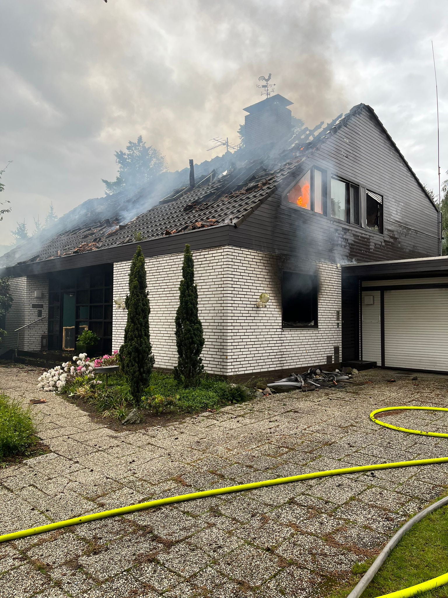 Sonsbeck: Ausgedehnter Gebäudebrand mit Durchzündung