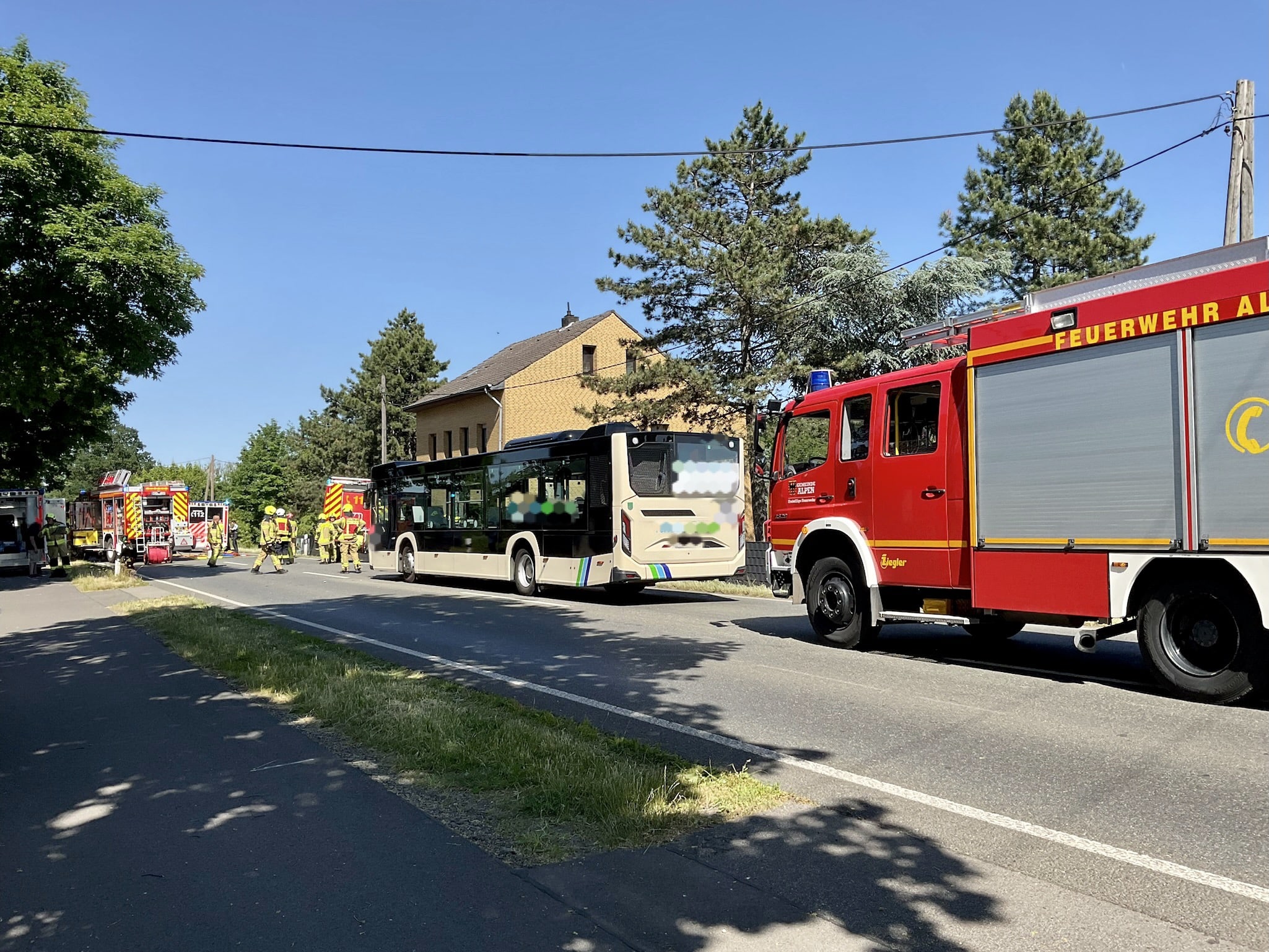 Alpen: Drei verletzte Personen nach Auffahrunfall mit einem Bus