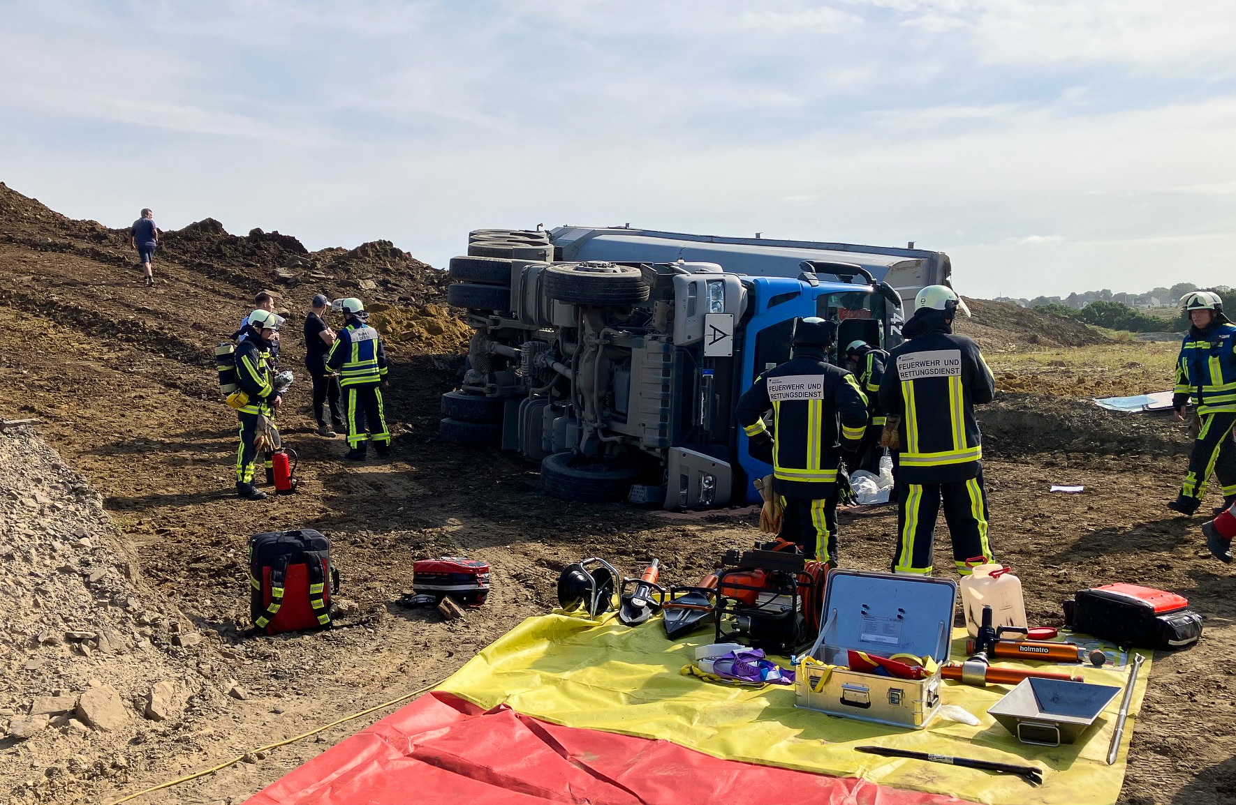 Bochum: Feuerwehr befreit Fahrer aus umgestürzten LKW