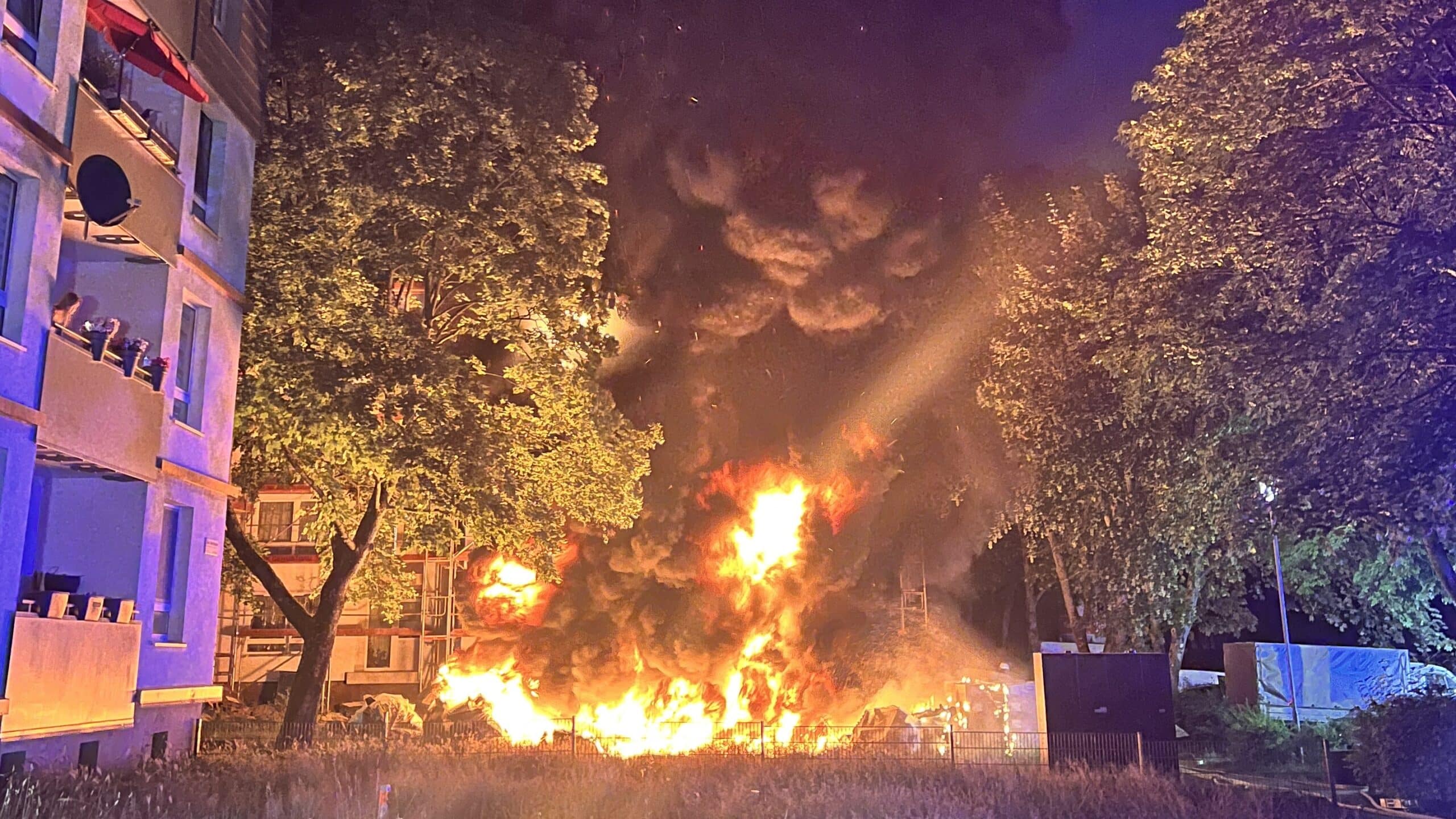 Essen Bau- und Dämmmaterial brennt unmittelbar vor Wohngebäuden