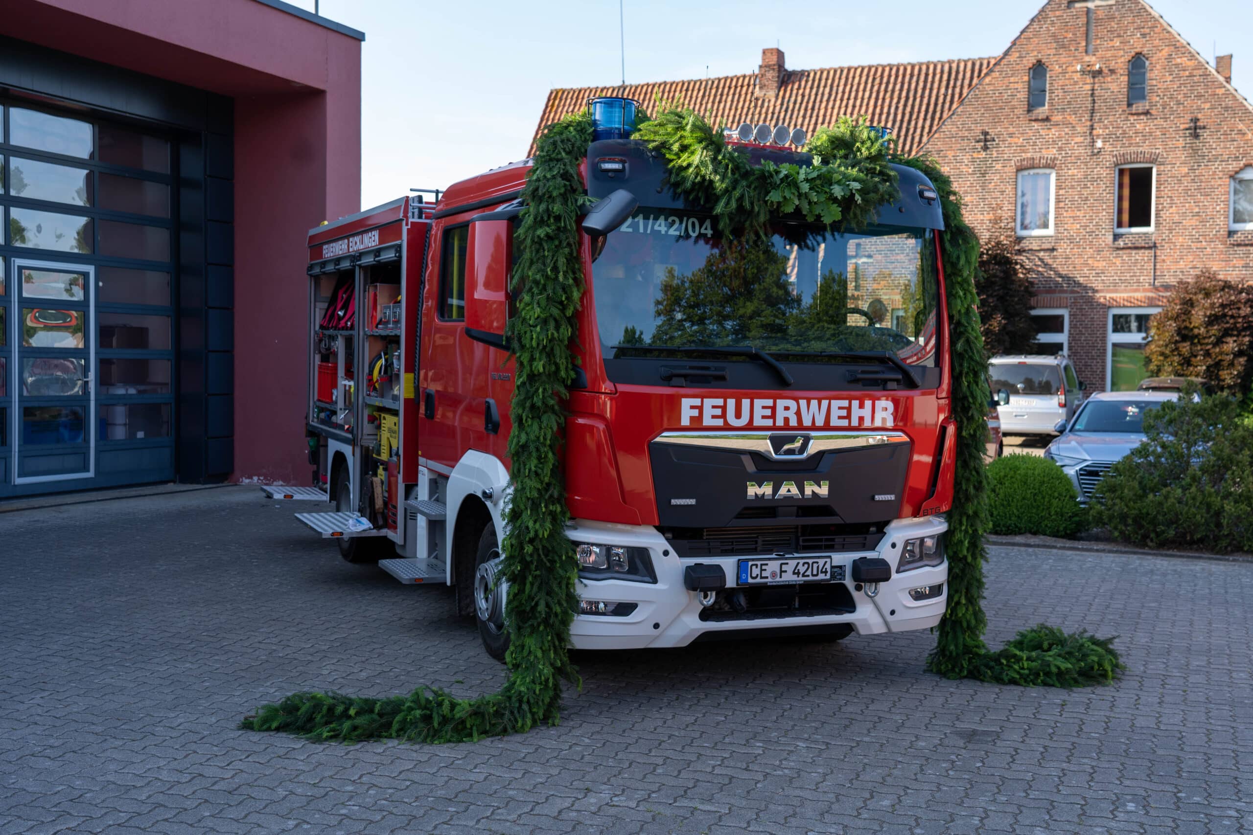 Flotwedel: Übergabe eines neuen Feuerwehrfahrzeuges und Gerhard Fricke mit Ehrenzeichen des LFV ausgezeichnet
