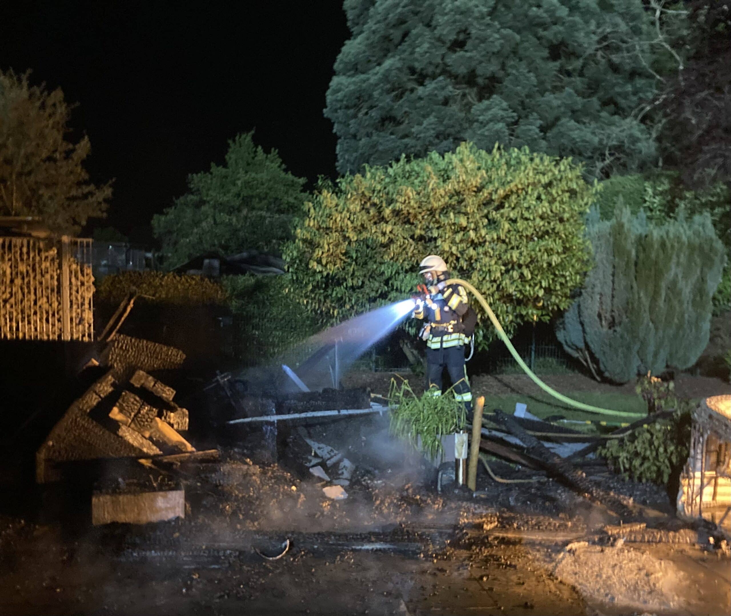 Hattingen: Brand eines Gartenhauses und ein ausgelöster Heimrauchmelder