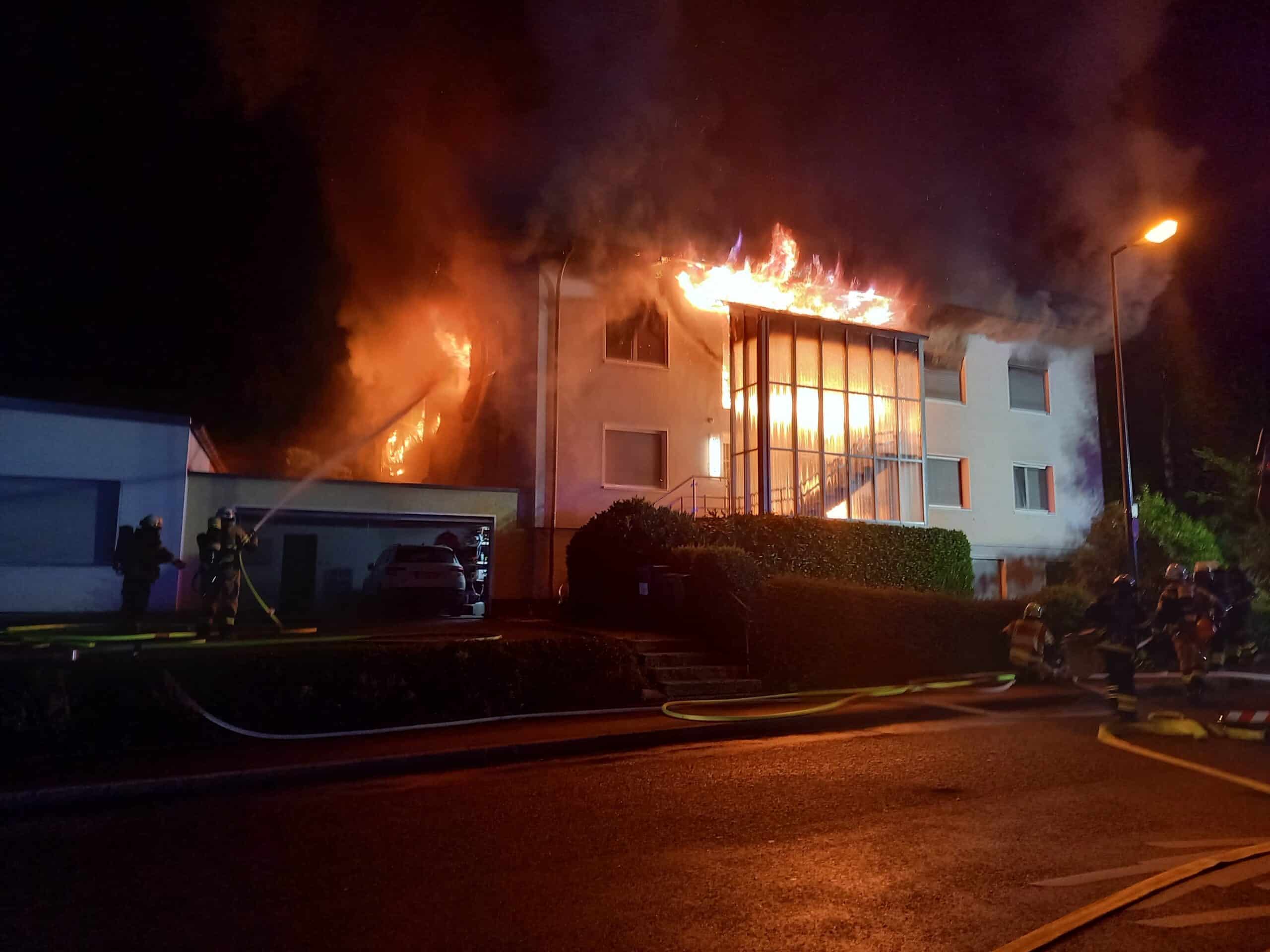 Herdecke: Zweifamilienhaus brannte in voller Ausdehnung - Ausbreitung auf Produktionsgebäude verhindert - Tiere in Sicherheit