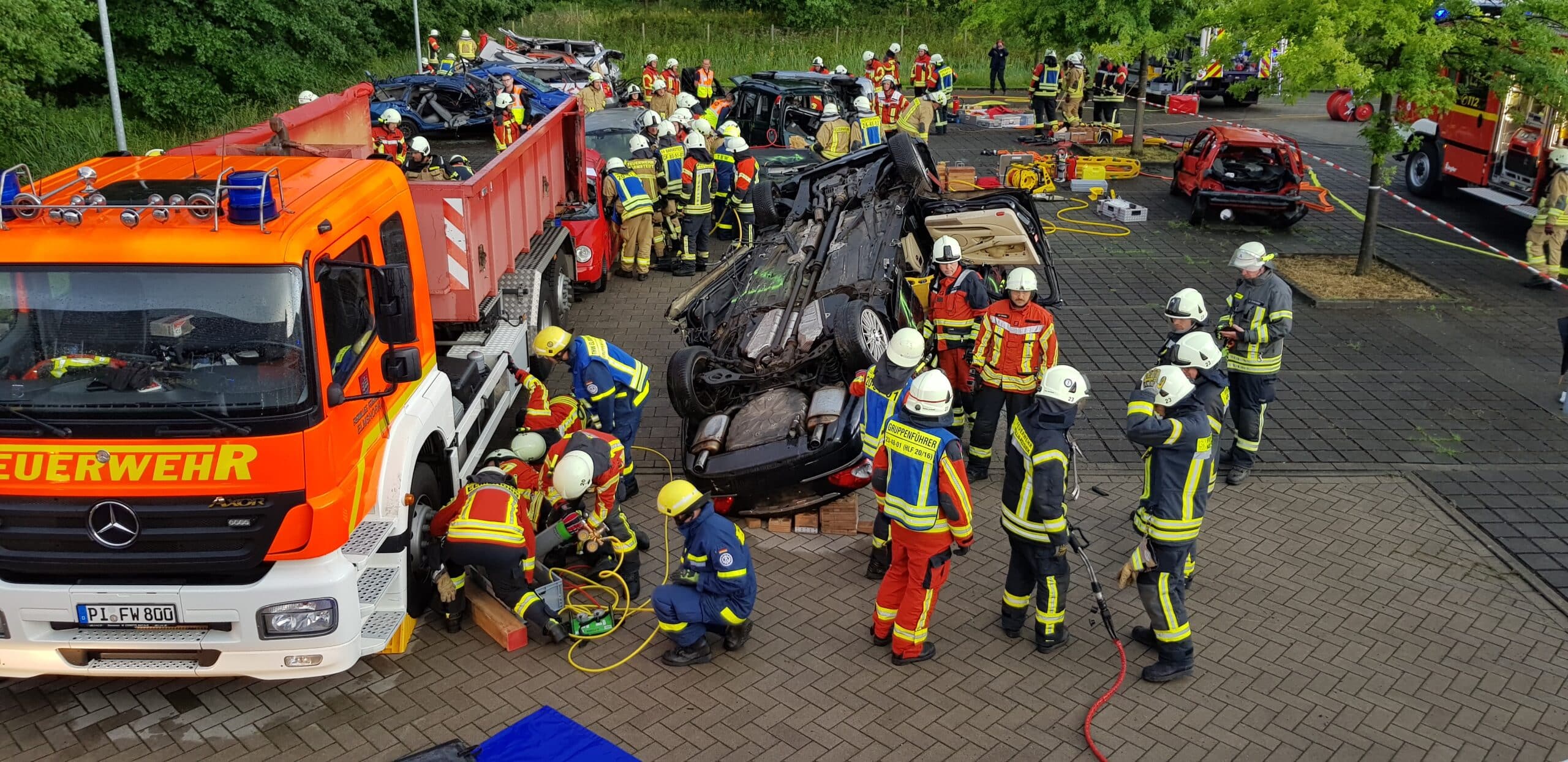 Pinneberg: Großübung Massenkarambolage von Feuerwehr und THW