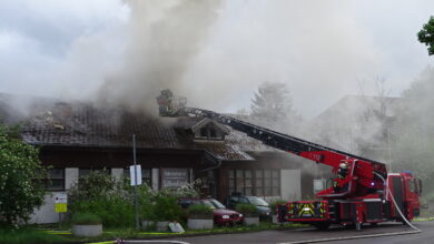 Calw: Dachstuhlbrand - Feuerwehren bekämpfen Flammen in asbesthaltiger Bausubstanz - 2
