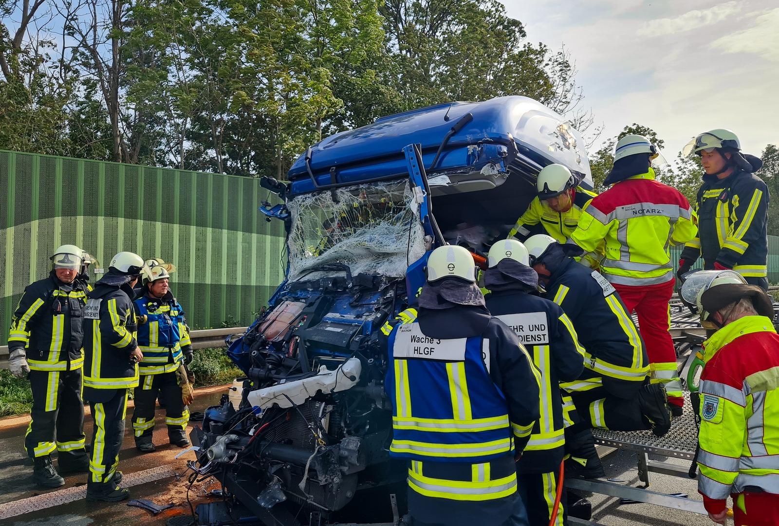 Bochum: Schwerer LKW-Unfall auf der A 43 - Feuerwehr befreit Fahrer aus zerstörtem Führerhaus