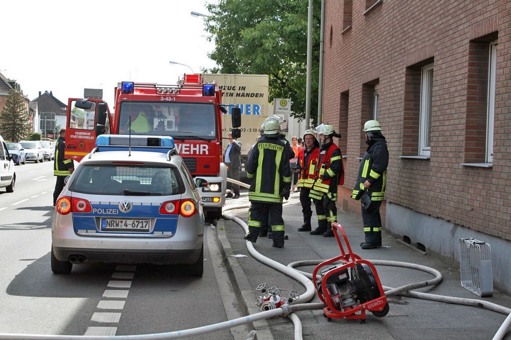 Wohnungsbrand mit Bedrohung von Einsatzkräften auf Dürener Straße, Eschweiler 17-06-2011