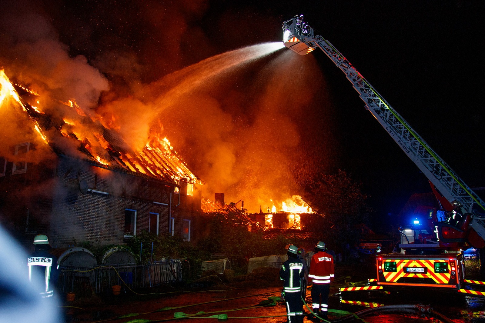 Lüchow-Dannenberg: Flammeninferno in Grippel - Großbrand vernichtet Stall und Wohngebäude