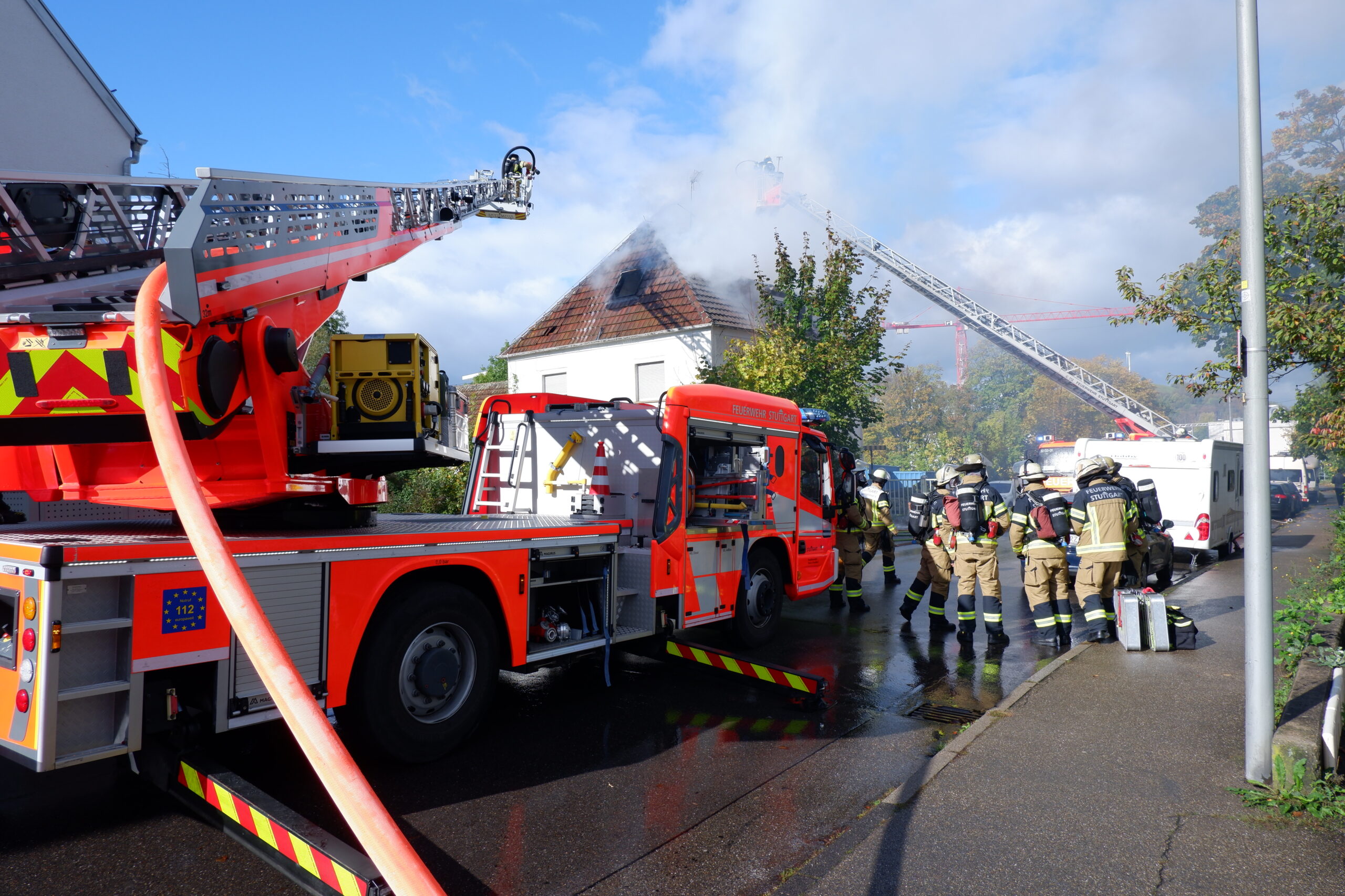 Stuttgart: Dachstuhlbrand in leerstehendem Gebäude