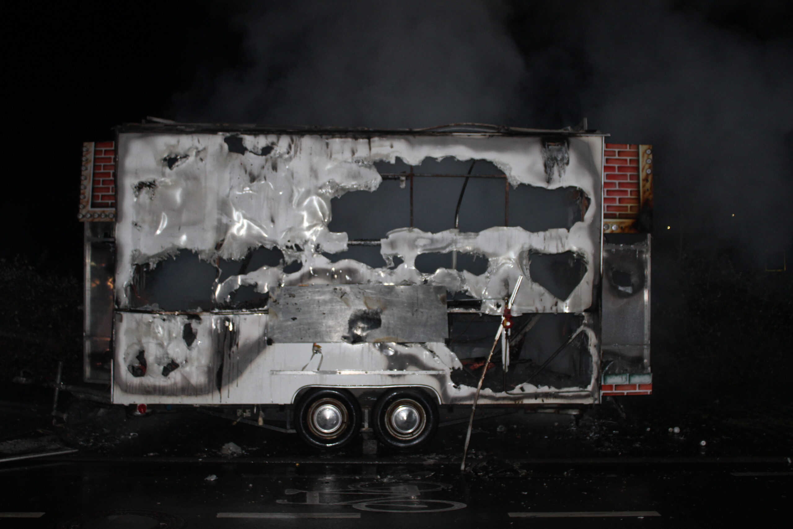 Düren: Imbisswagen abgebrannt