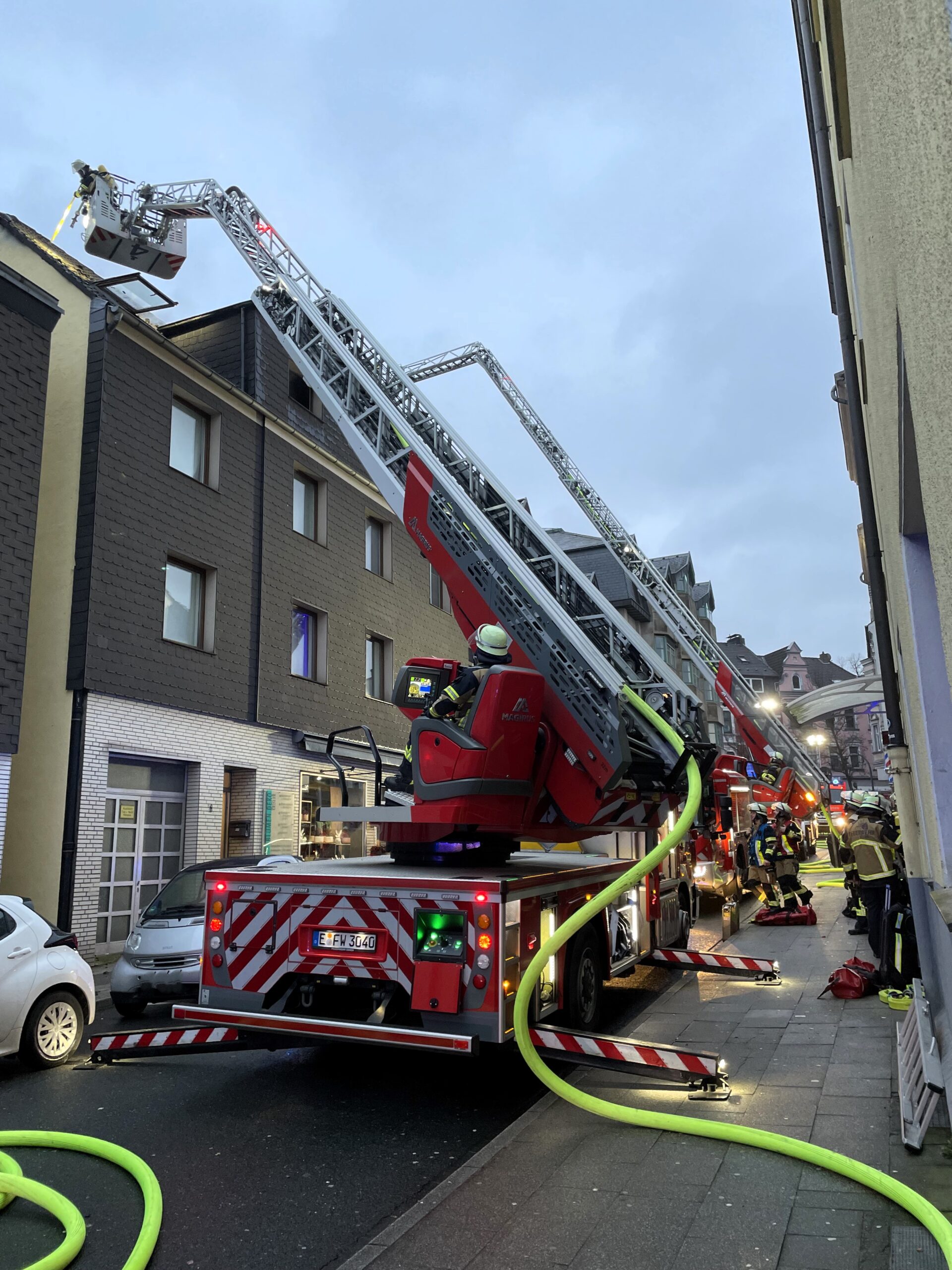 Essen: Dachstuhlbrand in der Innenstadt von Essen-Kray
